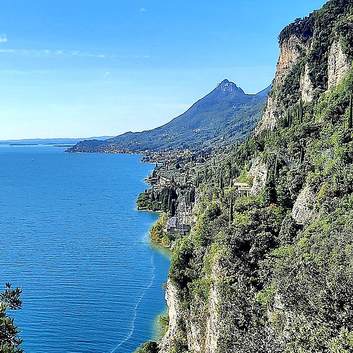 A Mediterranean lake set between the Alps and the Po Valley.